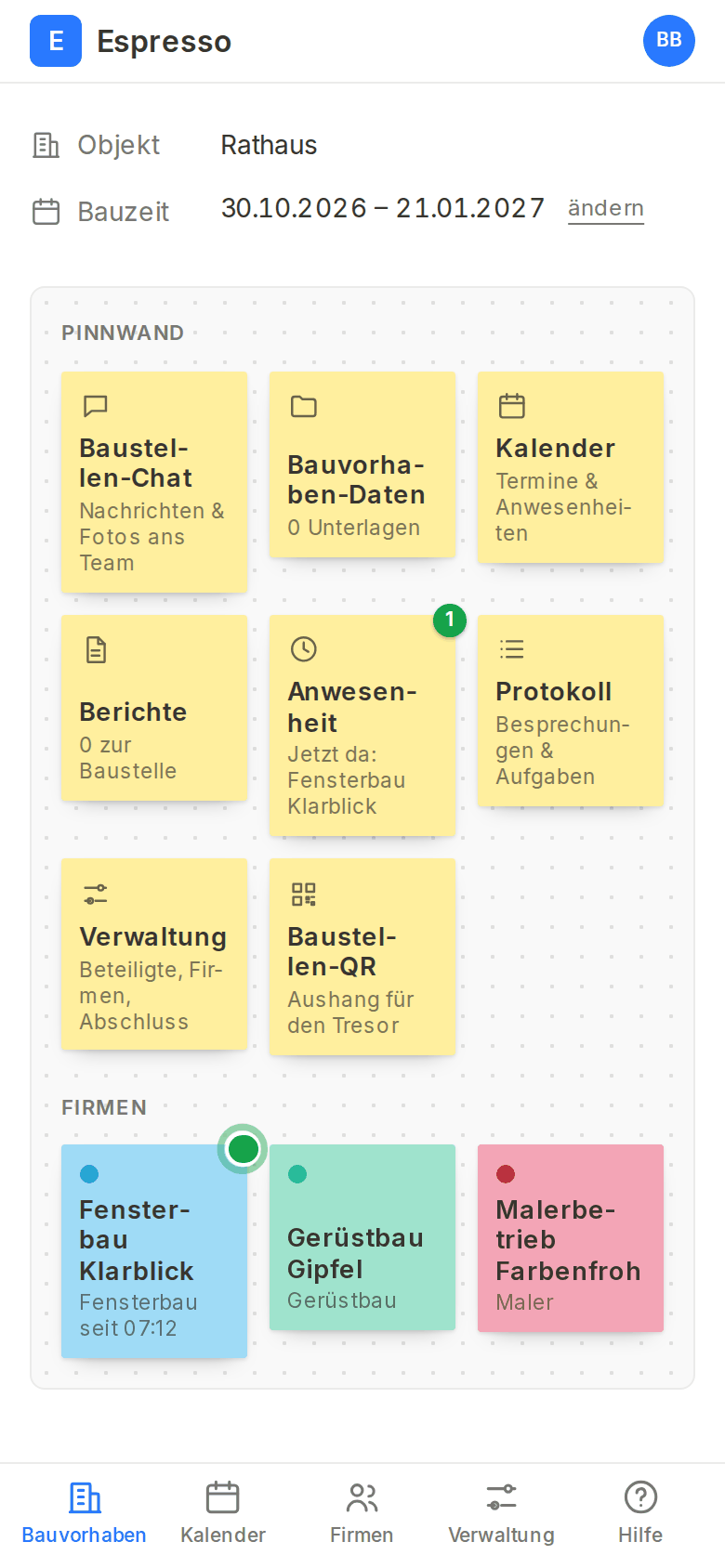 Die Pinnwand eines Bauvorhabens auf dem Handy: Post-its der Firmen, eines mit grünem Punkt